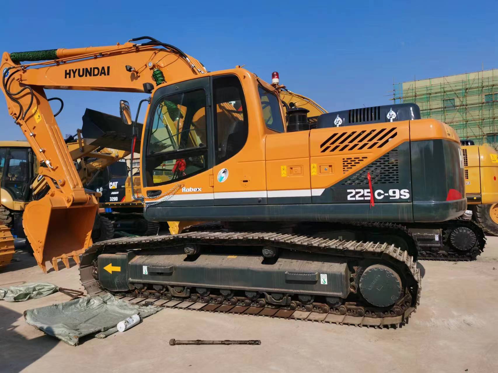 Hengli Hydraulic Cylinder Equipped Hyundai 225LC-9s Excavator for Heavy Duty Work