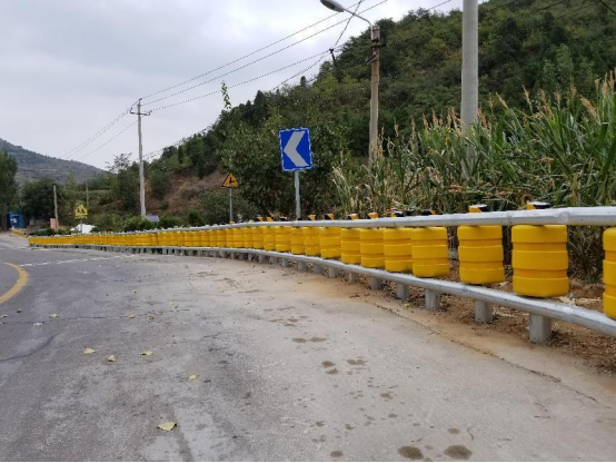 Roadway Traffic Safe EVA Roller Barrier Safety Roller Crash Barrier