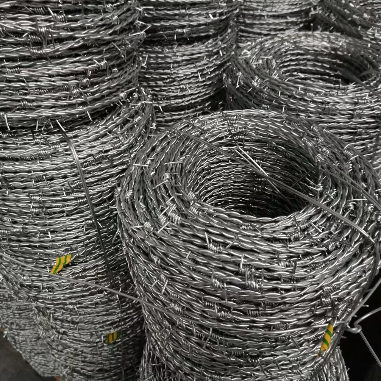 Galvanized Anti Rust Barbed Razor Wire 450mm Diameter for Protective Construction
