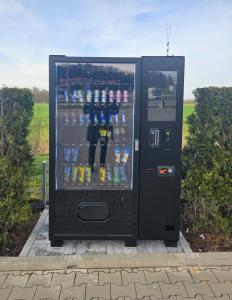 110-220V/50-60HZ Self Service Vending Machines W1280mm*D830mm*H1930mm Defogging Glass Door