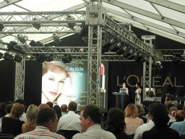 Seamless PH4.81 Led Video Panel Electronic Advertising Screens For Outside Fashion Show