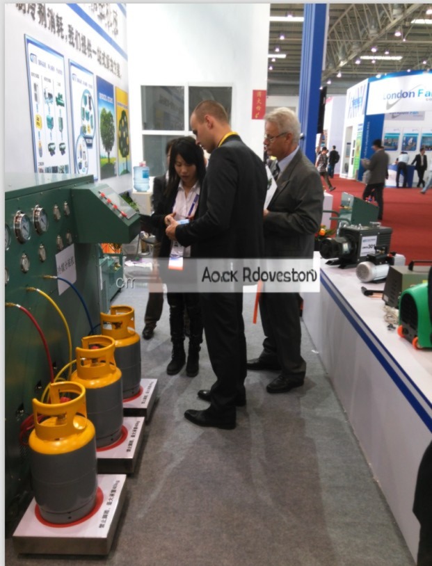 A/C Freon Refrigerant Split Charging Filling Machine R134a R404a Gas Recovery Recharge Machine