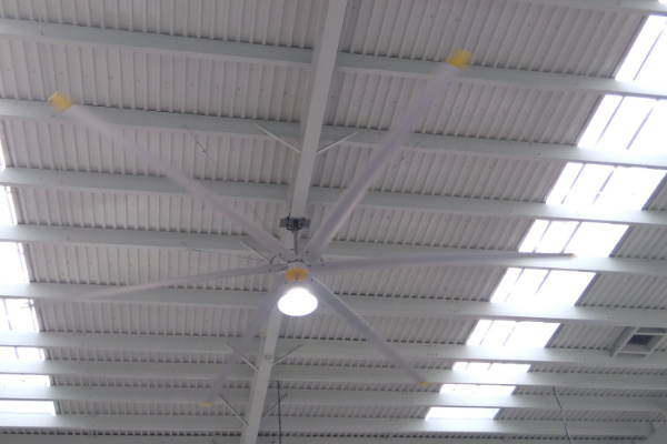 220V 1.5kw High Volume HVLS Industrial Ceiling Fans With Permanent Magnet Electric Motor