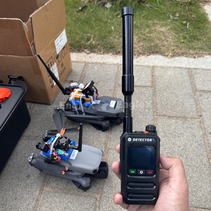 1500m-2000m Early Warning Handheld FPV Drone Detector Detection 800MHz 1500MHz 2400MHz 5800MHz