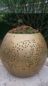 China Modern Large Metal Flower Pot Garden Crafts Hollow Outdoor Metal Plant Pots wholesale