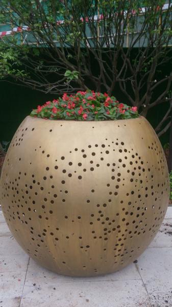 Quality Modern Large Metal Flower Pot Garden Crafts Hollow Outdoor Metal Plant Pots for sale