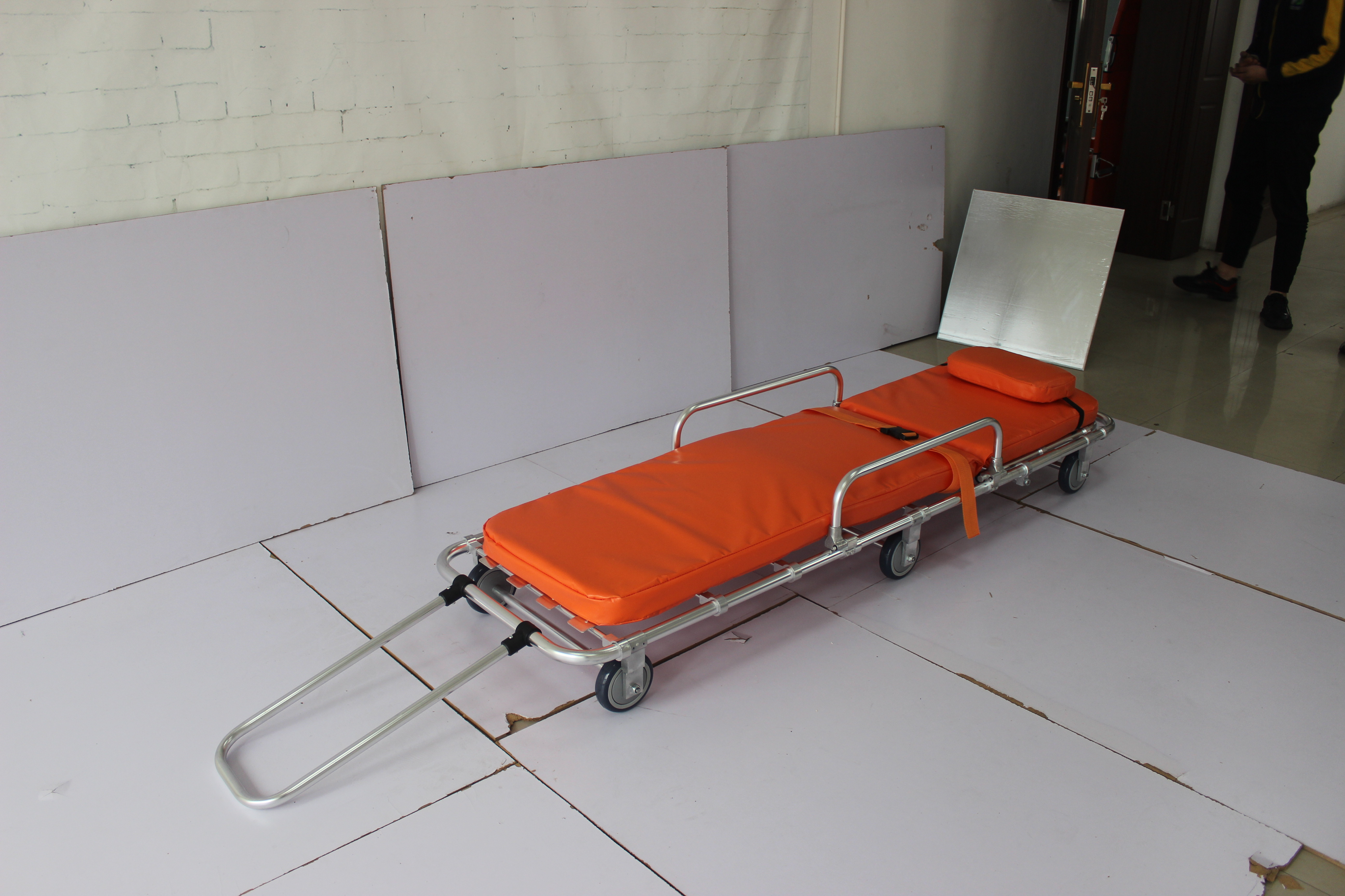 Emergency Rescue Medical Ambulance Stretcher Lightweight Low Frame Structure For Patients Transport
