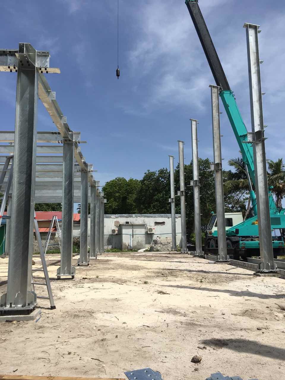 Q345B Steel Structure Buildings With Red Color Paint Area Size 6000 Square Meter
