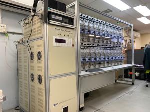 Stable and Accurate Stationary Meter Test Bench with Better Than 0.005%/h Stability