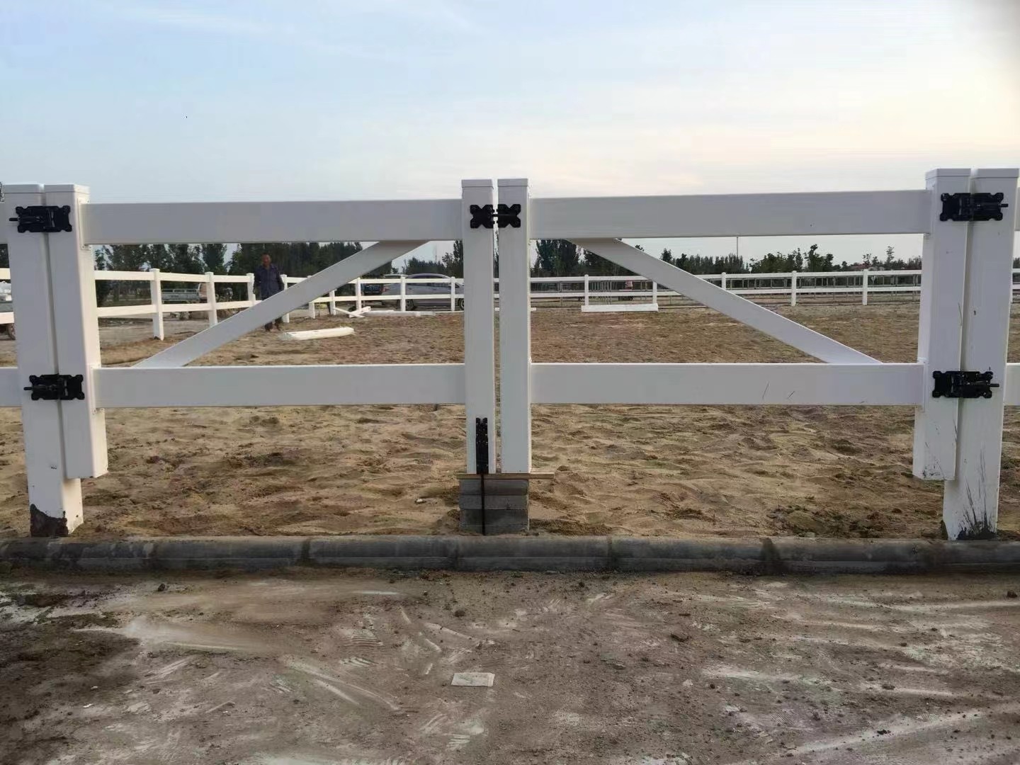 Weather Resistant Vinyl Fence Heavy Duty 3 Rails 4 Rails Horse PVC Farm Fence