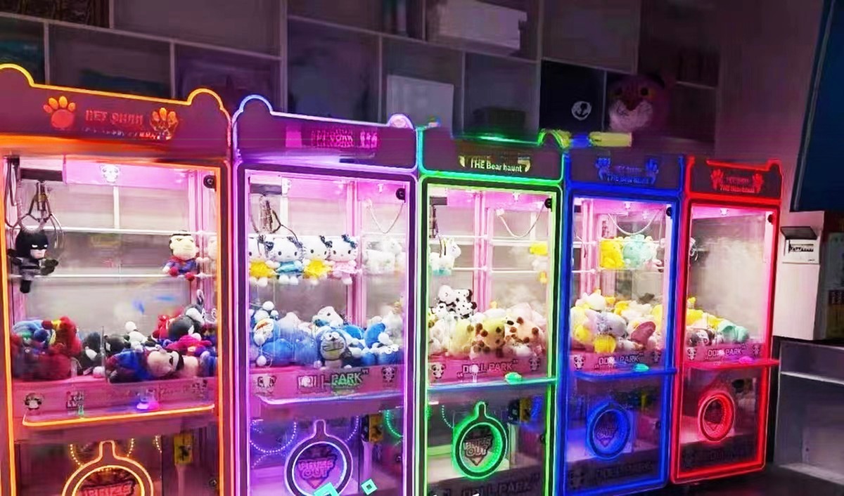 Dreamland High Value Personalized Custom Claw Doll Machine Crane Toy Game Arcade Machines For Shopping Mall