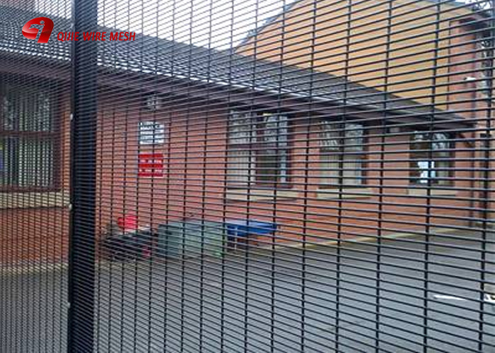installation of mesh panels to posts