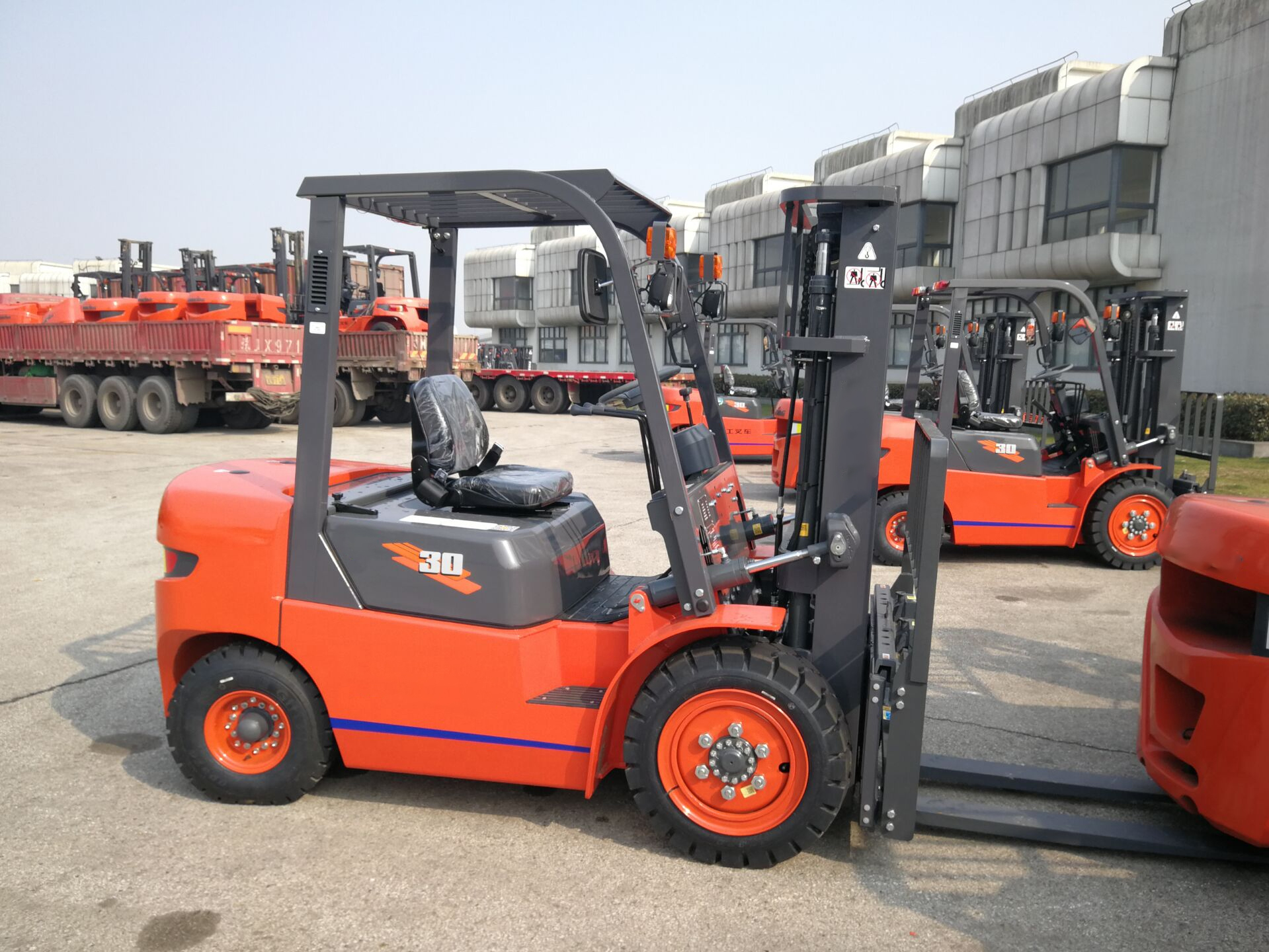 2-4 Ton Diesel Forklift with Euro 3/5 EPA Engine and Fork Width of 550mm or 685mm