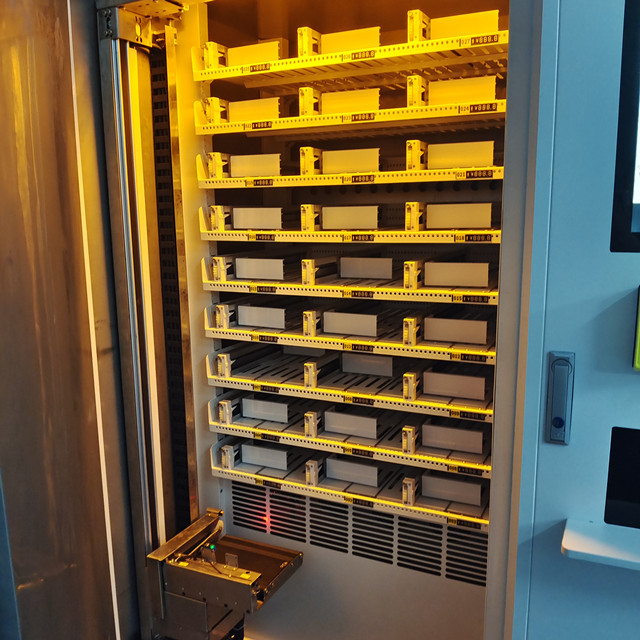 Automatic Frozen Seafood Vending Machine Fishing Bait Box Vending Machine