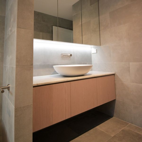 Customized Modern Timber Veneer Bathroom Vanity Units Handless Light Wood Texture