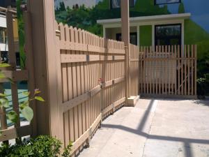 China Custom Natural Feeling Composite Picket Fence Panels With High Impact Resistant wholesale
