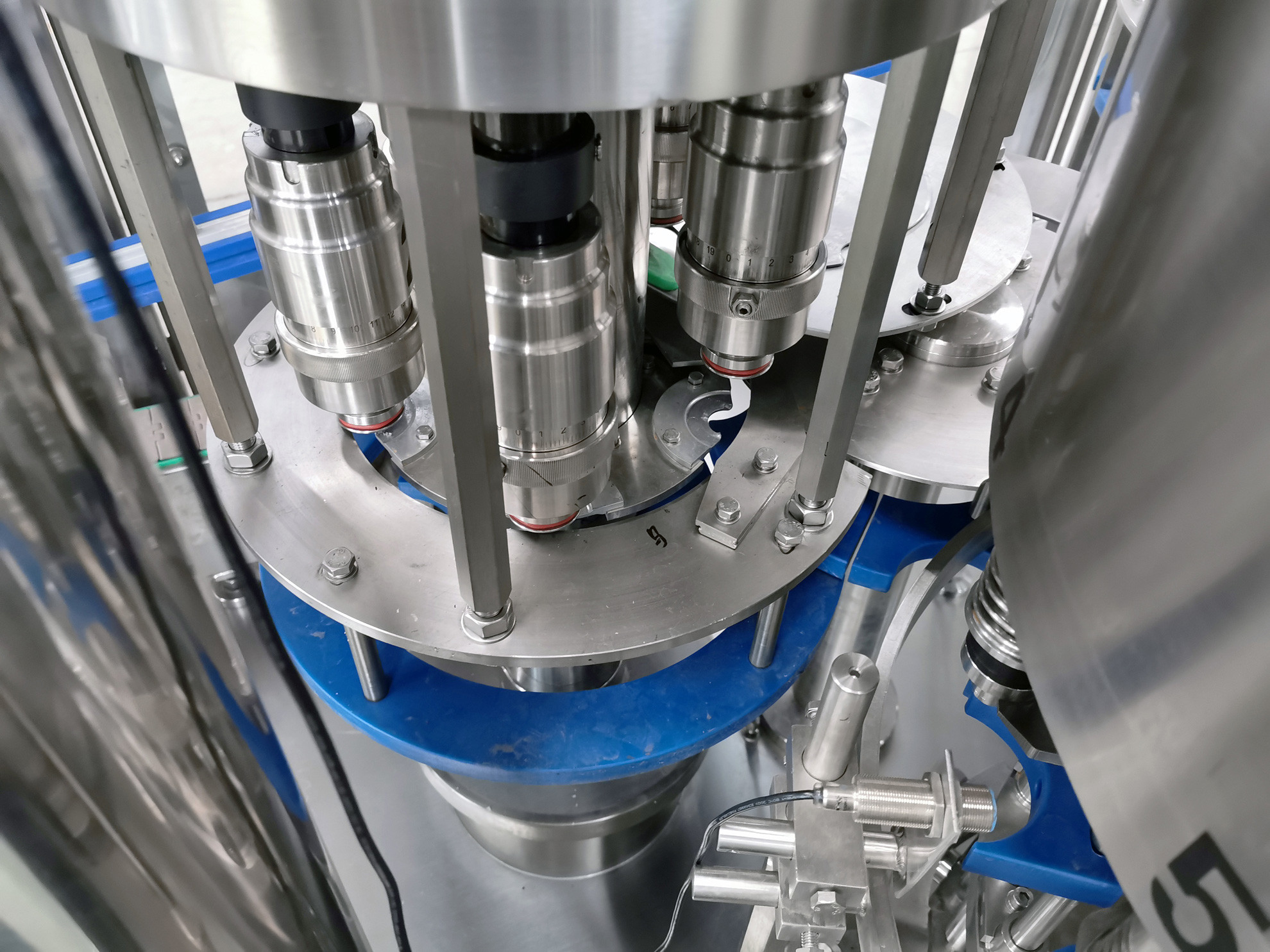 5000BPH Plc Plastic Bottle Filling Machine Direct Air Conveyor