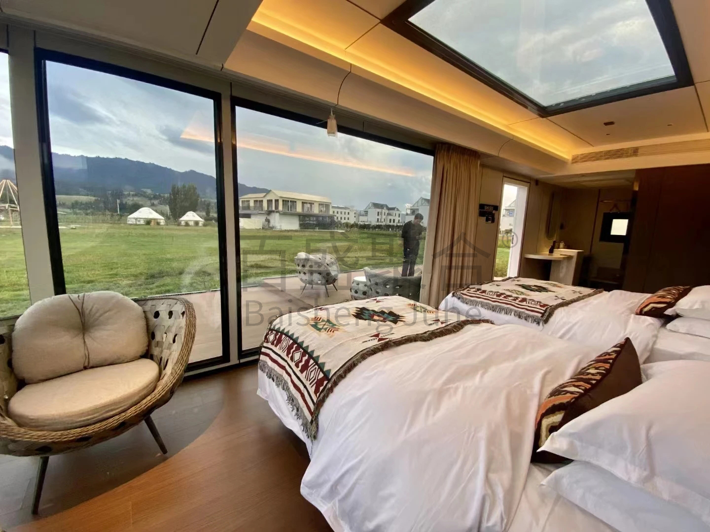 Customized Color Space Capsule House Eco Friendly Advantage with Balcony Upgrade