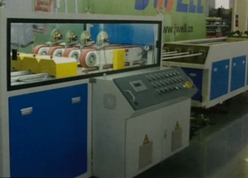 Four Plastic Pipe Production Line , Plastic Pipe Extrusion Machine Universal Rotary Clamping