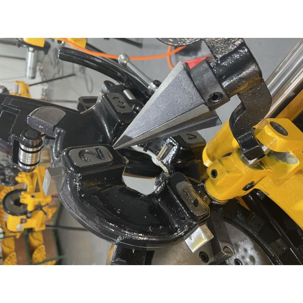 Pipe And Bolt Threading Machine Threads 1/4 - 2 Inch Pipe At 38RPM