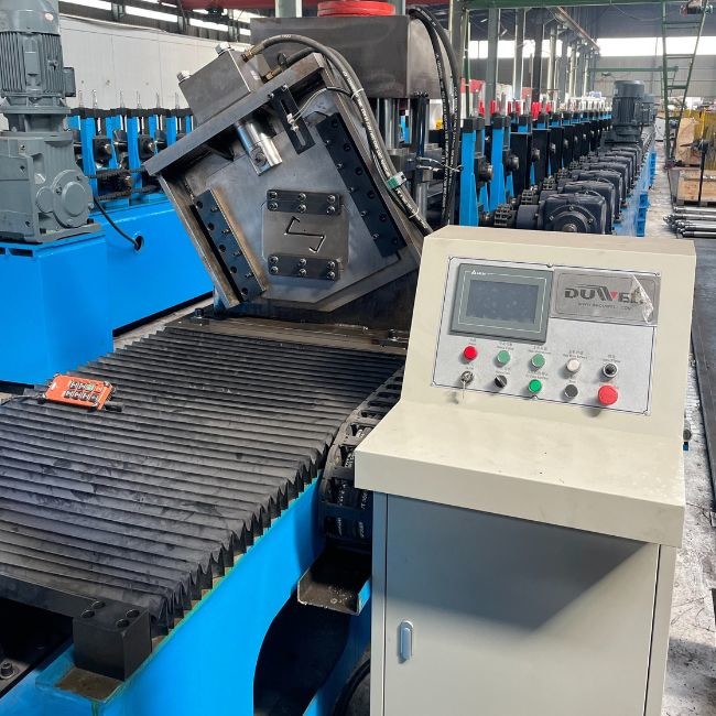 Precision Z Purlin Roll Forming Machine Manufacturers With GCr15 Rollers Yaskawa Inverter