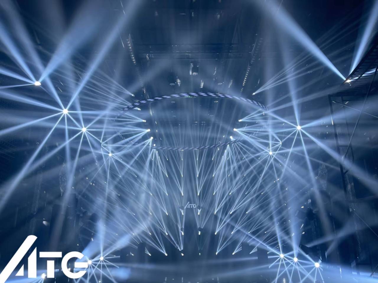 RGBW Moving Head Light for Theme Park and DJ Stage Disco 15 KG 50000 Hours Lifespan