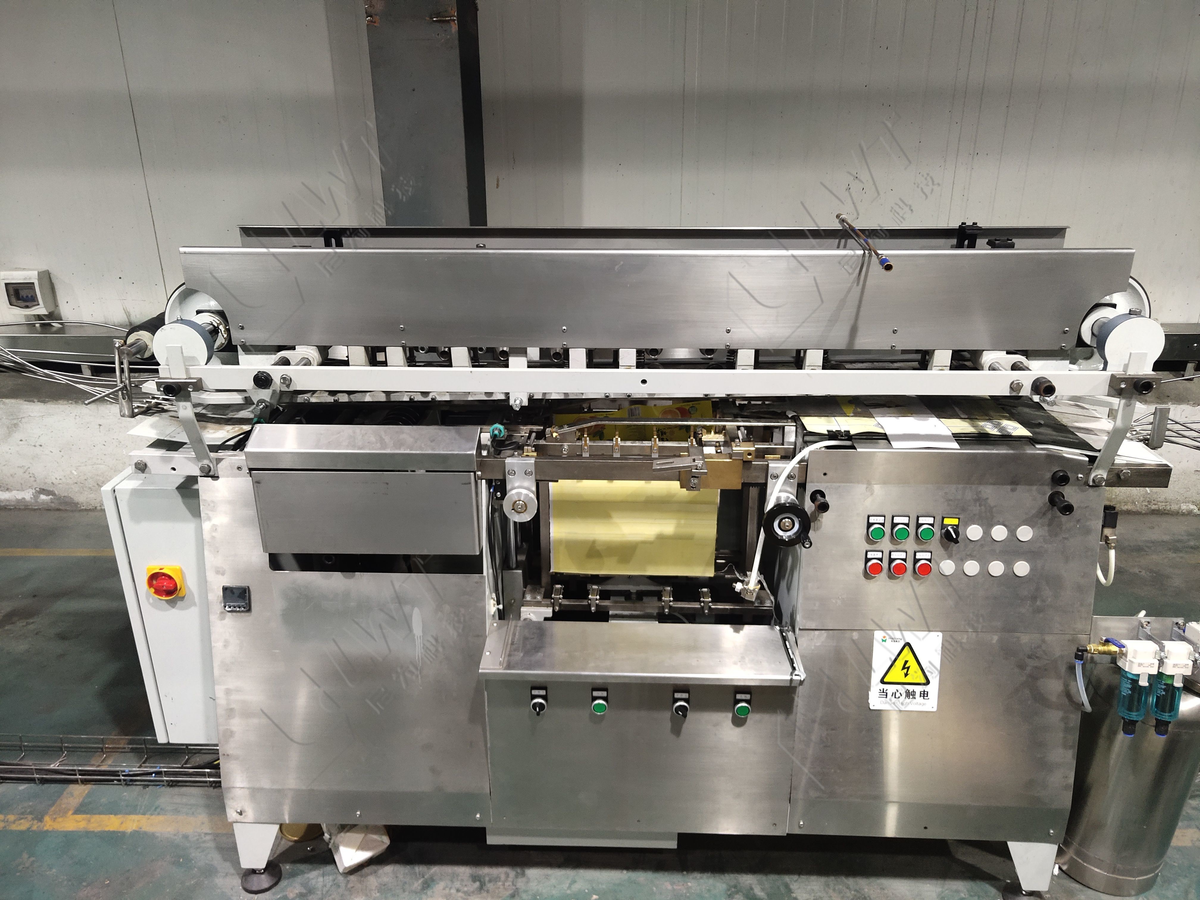 Wet Glue Horizontal Automatic Labeling Machine For Bottles Flexible Position