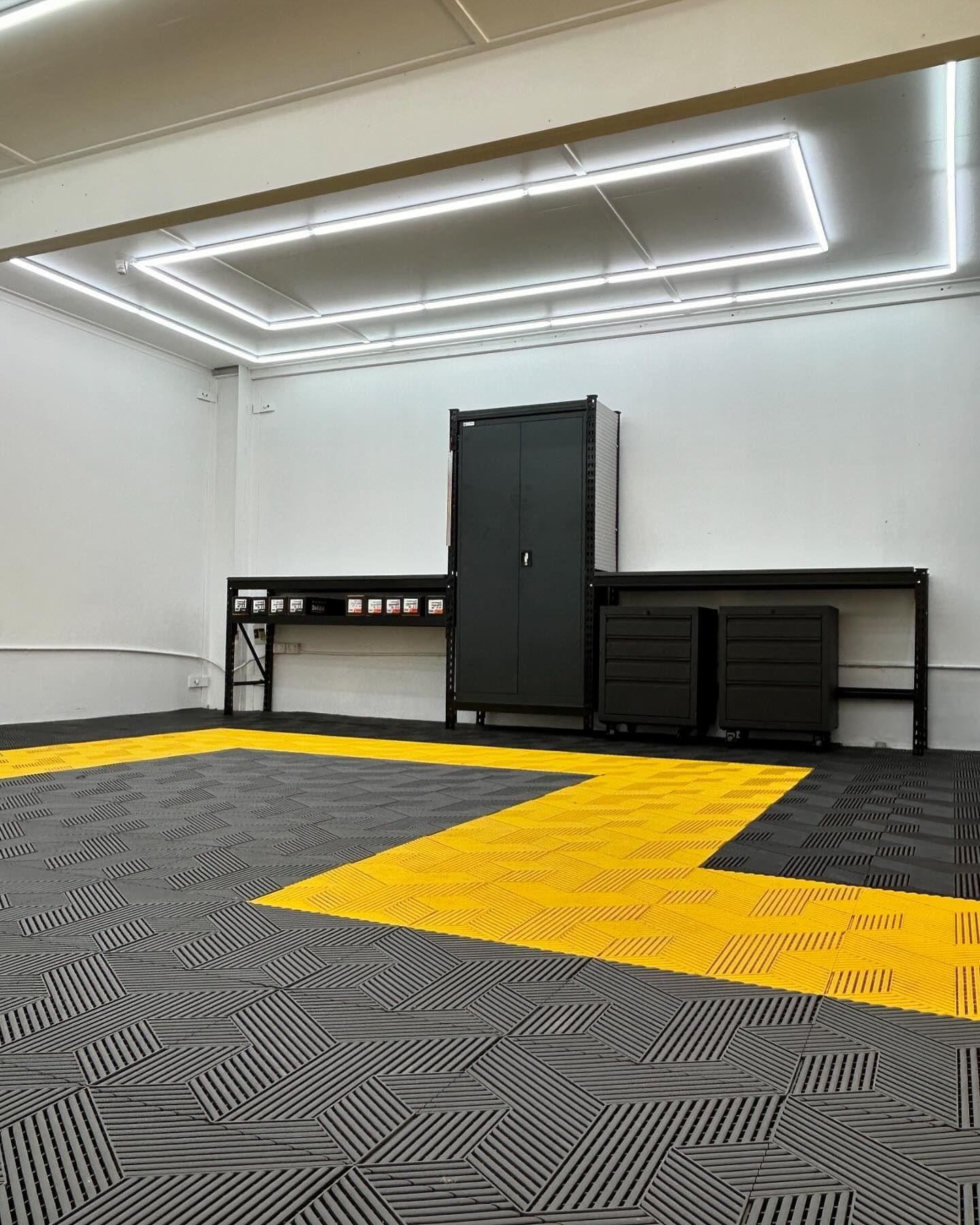 Garage Floor Squares Waterproof Garage Floor Tiles 18mm Surface UV Resistant