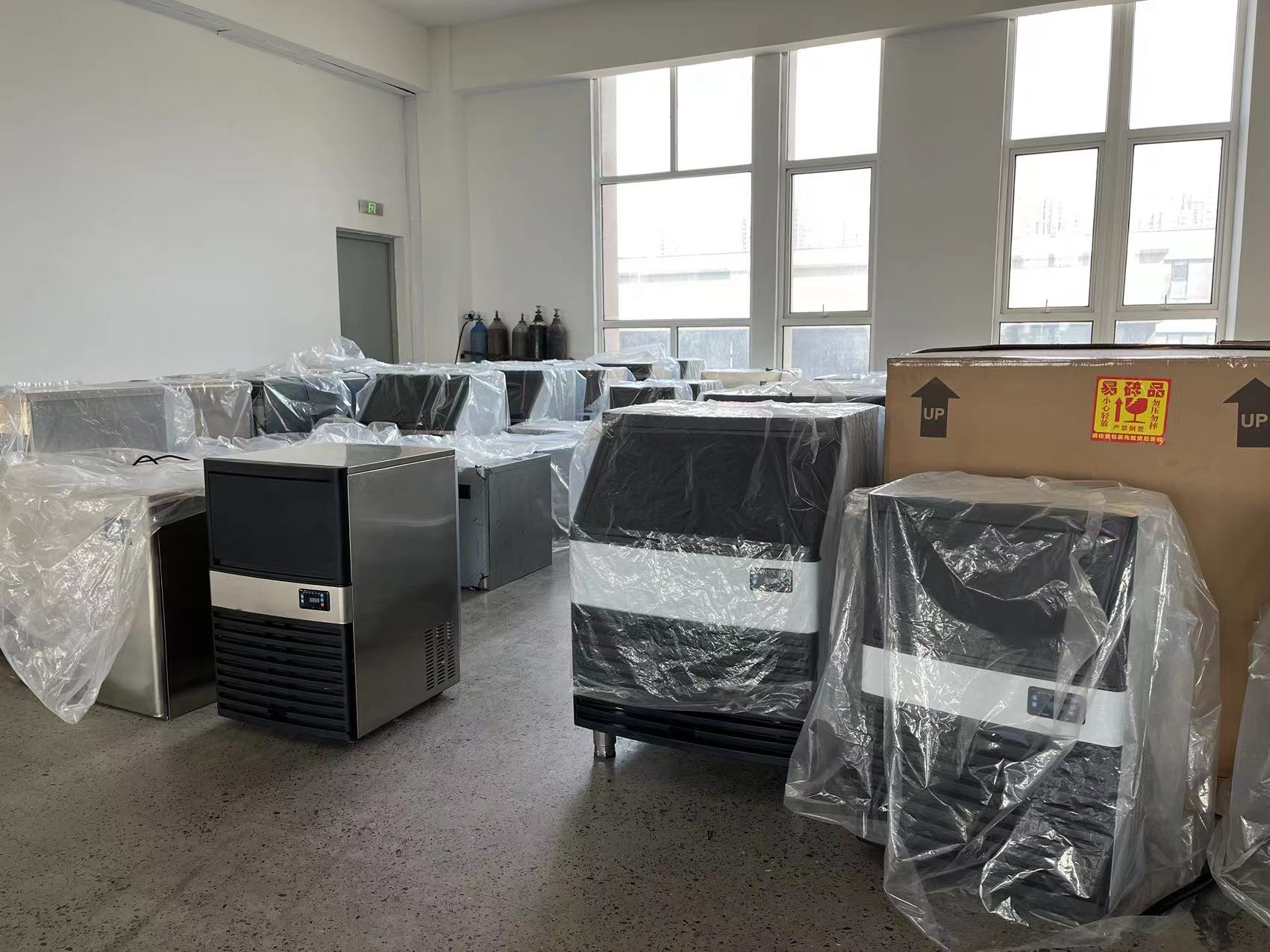 200kg Ice Storage Low Noise Commercial Air-Cooling Cube Ice Machine with 0.96KW Power