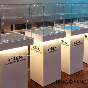 China Showroom 500X400X1600MM Retail Glass Display Cabinets on sale