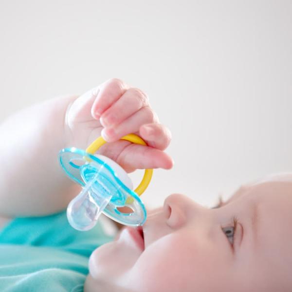 Symmetrical Baby Feeding Dummy , Orthodontic Baby Pacifier Like Nipple