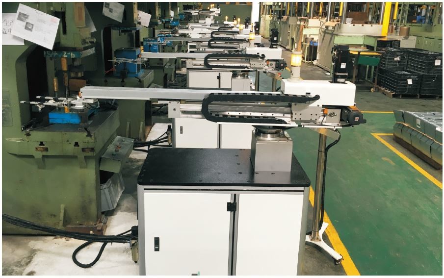 1 / 3 . 5Kw Servo Motor Arm , 0 . 4 - 0 . 6Mpa Pick And Place Robotic Arm