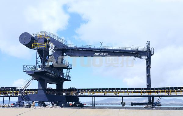 Quality Screw Ship Unloader Walk Longitudinally On Dock Track Strong Maneuverability for sale