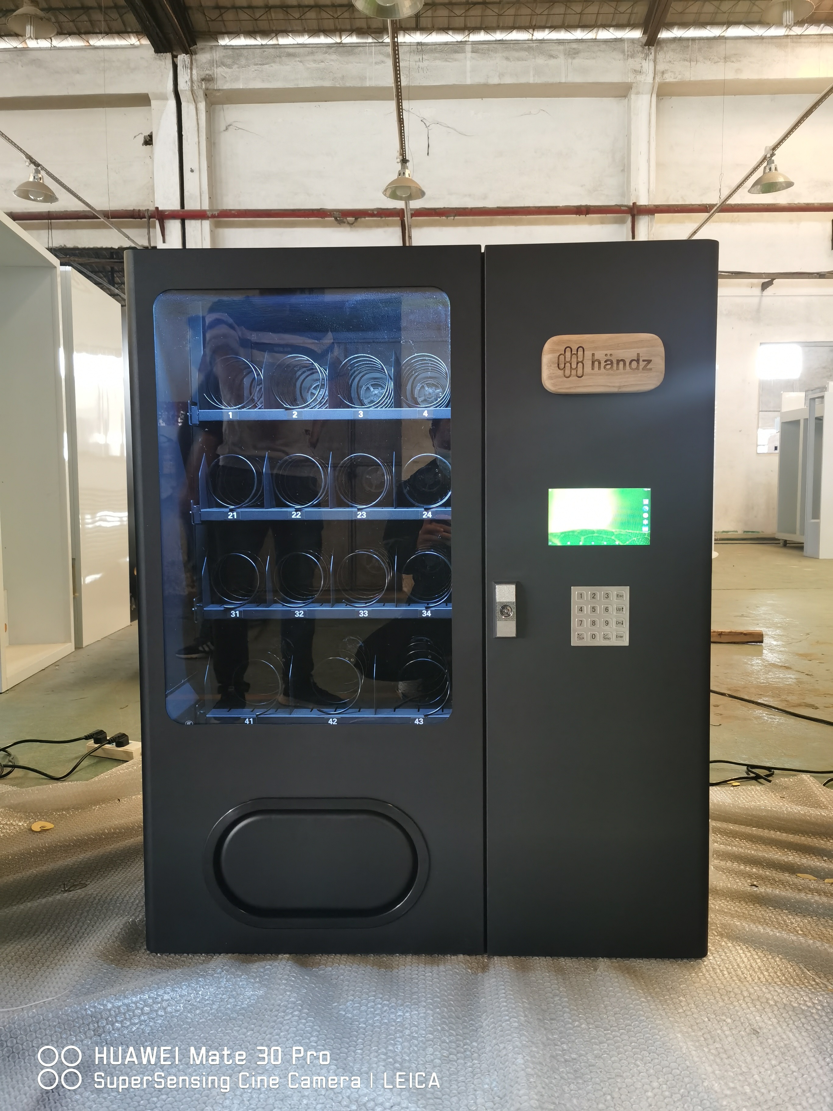 1 Meter Mini Vending Machine For Mobile Accessories Black Color Small Snack Vending Machine