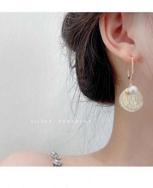 2021 new Baroque vintage gold coin earrings sterling silver French advanced asymmetrical exaggerated earrings
