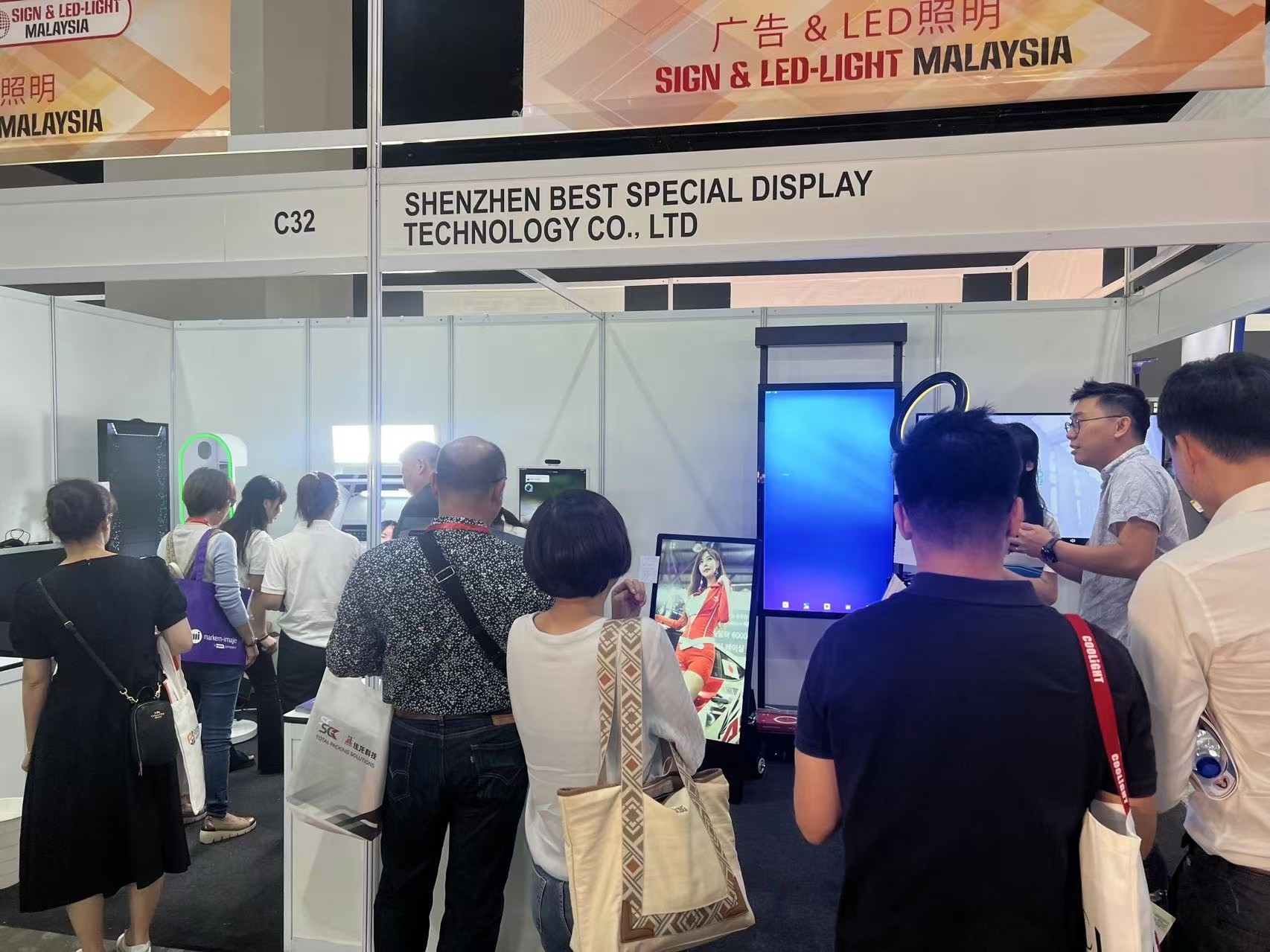 Outdoor Shopping Mall LCD Screen Player Digital Totem Smart Signage Commercial Advertising Equipment High Brightness TV Display