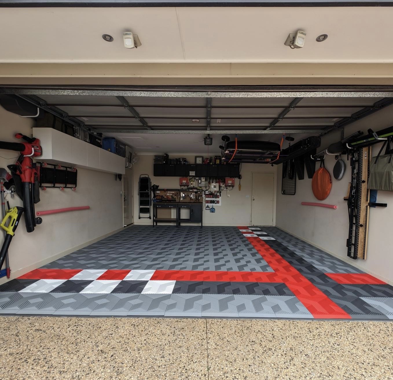 Waterproof Racedeck Garage Tiles Plastic Garage Floor Tiles For Showrooms