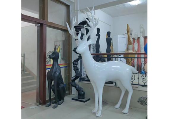 Quality Public Art Animal Statue Fiberglass White Deer Sculpture For Outdoor Decoration for sale