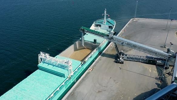 Mobile Radial Telescopic Stacker Conveyor At Port For Bulk Material Ship Loading