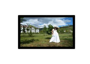 Bluetooth Digital Picture Frame 32 Inch Frameo WiFi Digital Picture Frame With IPS HD Touch Screen,16GB Storage