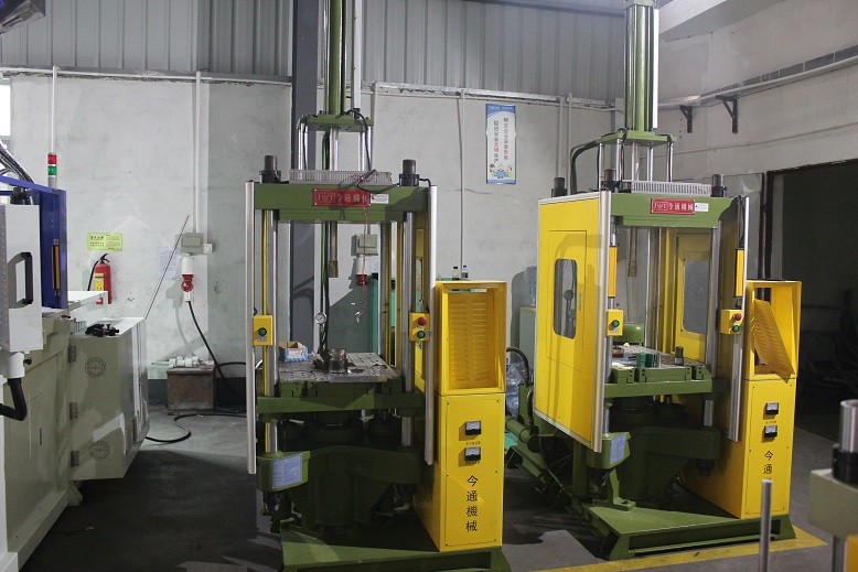 30T VERTICAL Plastic Injection Moulding Machine For Small And Medium Scale Production