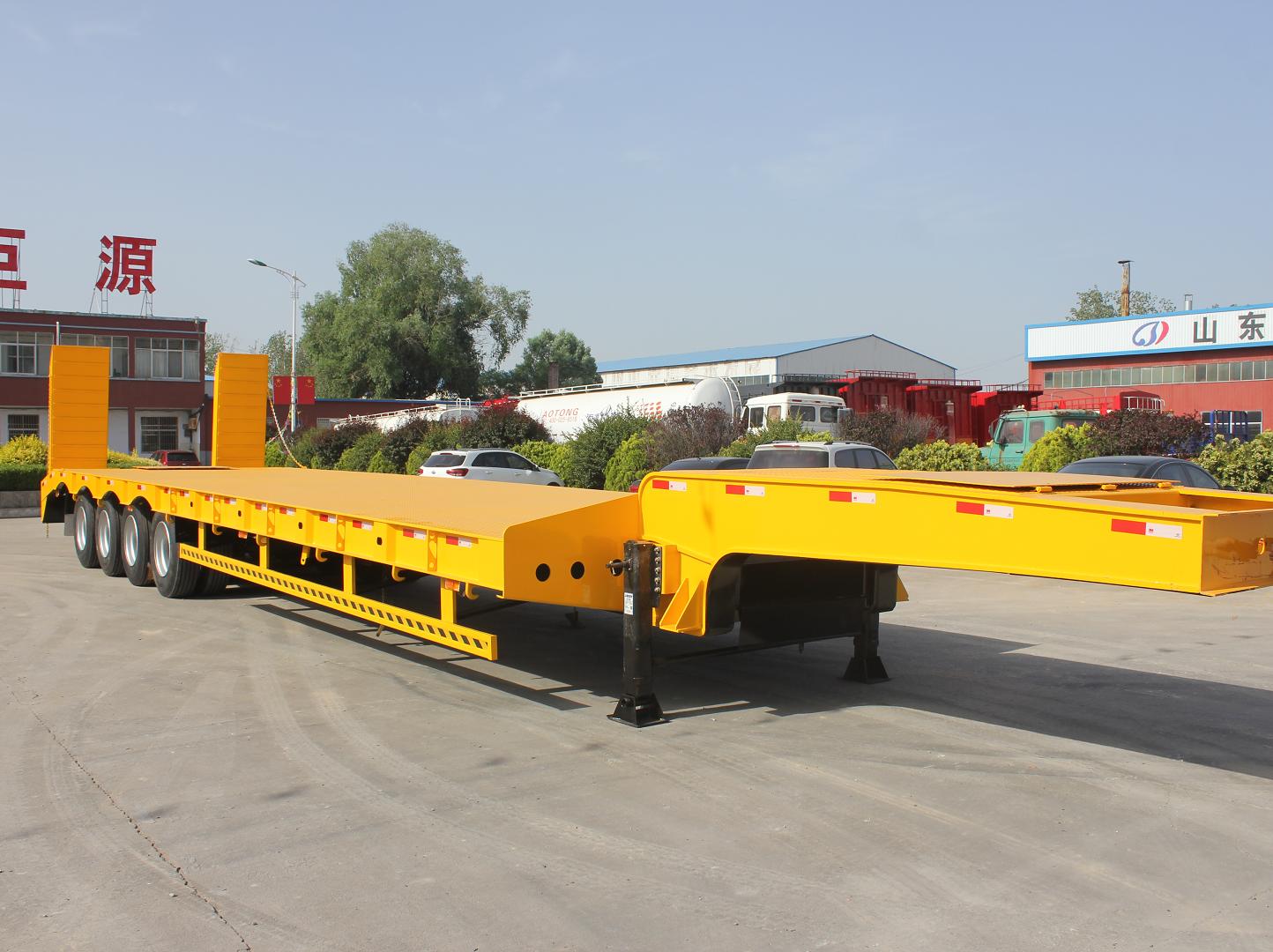 Transport Excavator with Hydraulic Gooseneck 80Tons 4 Axles Low Bed Trailer and Ladder