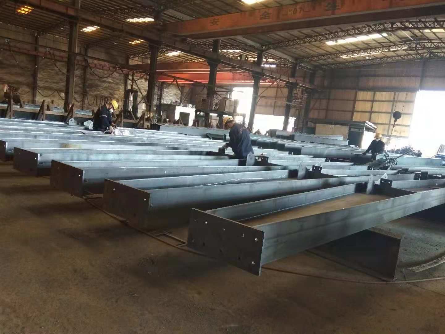 Q345B Steel Structure Buildings With Red Color Paint Area Size 6000 Square Meter