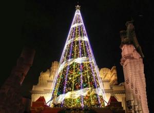 China Custom large Christmas tree RGB lights music synchronization DMX512 control decorative iron Christmas tree light show wholesale