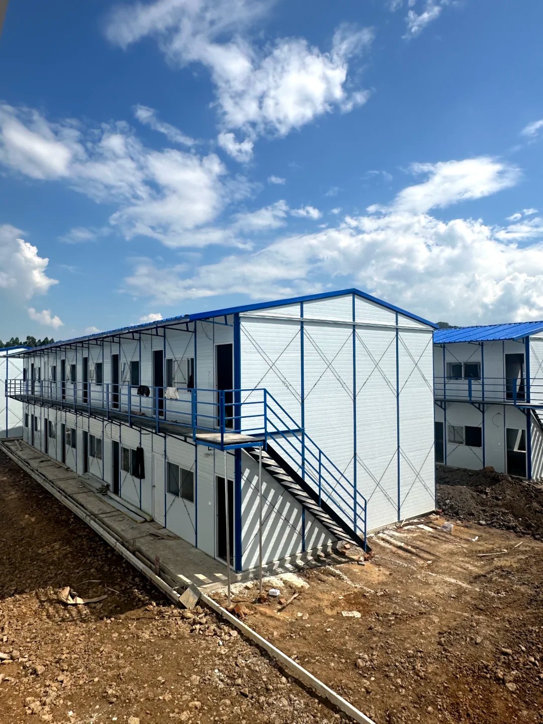 Low Carbon Villa Houses Made of Sandwich Panel and Prefabricated Steel Structure System Design