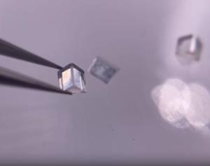Colorless mono CVD Lab Grown Diamonds Single Crystal Optical Prism 2x2x1mm