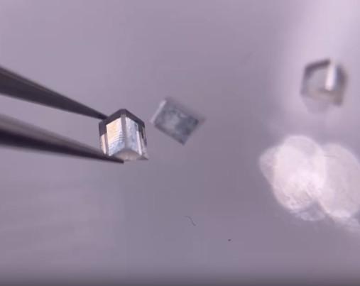 Quality Colorless mono CVD Lab Grown Diamonds Single Crystal Optical Prism 2x2x1mm for sale