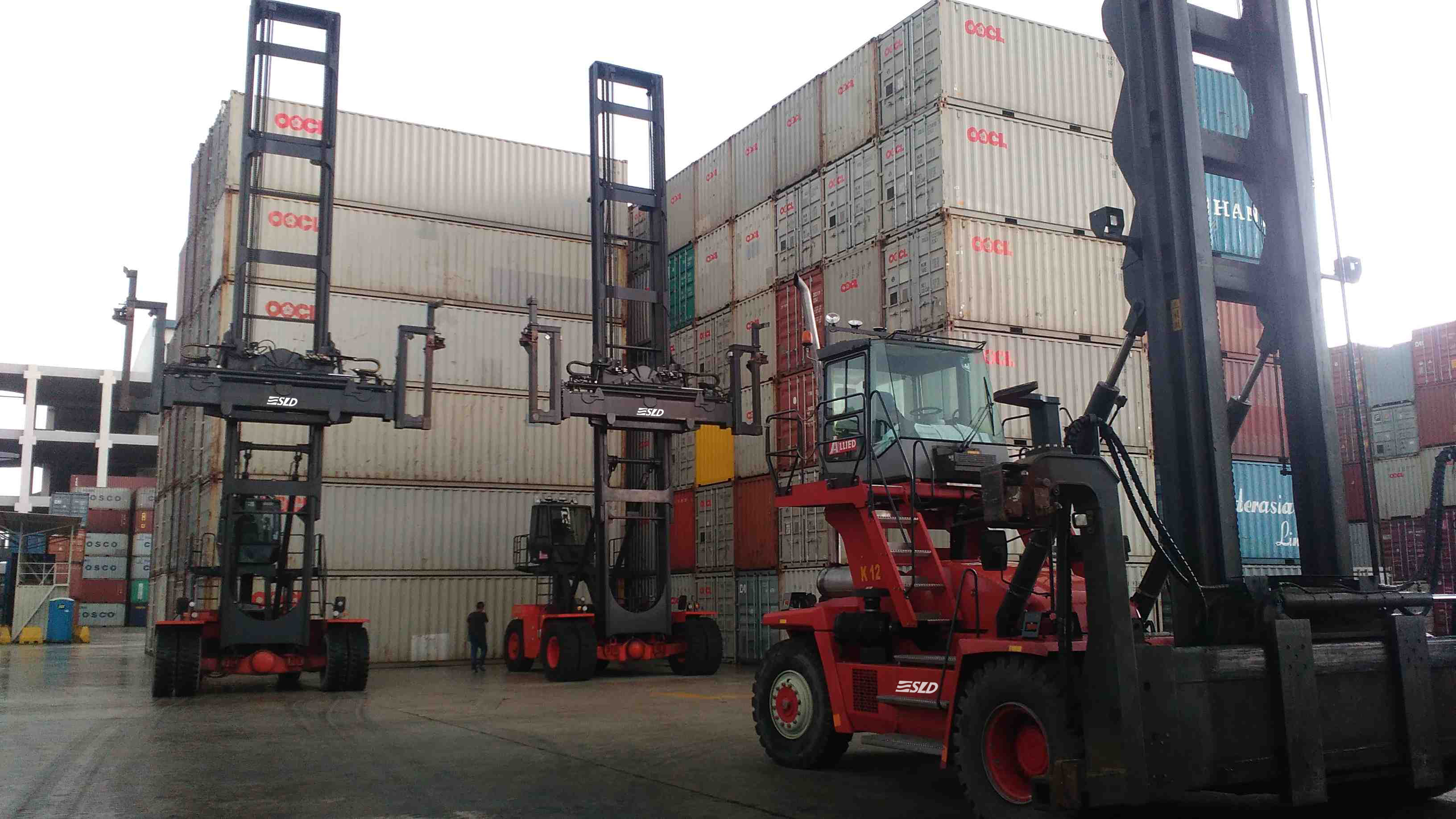Empty container handler forklift truck
