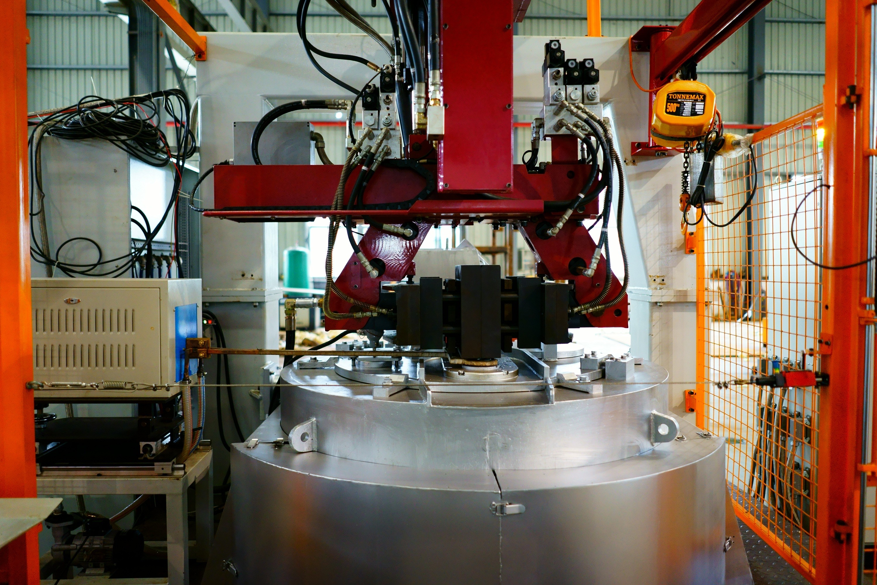 Automatic Pouring Low Pressure Die Casting Machine 380V With Melting Furnace