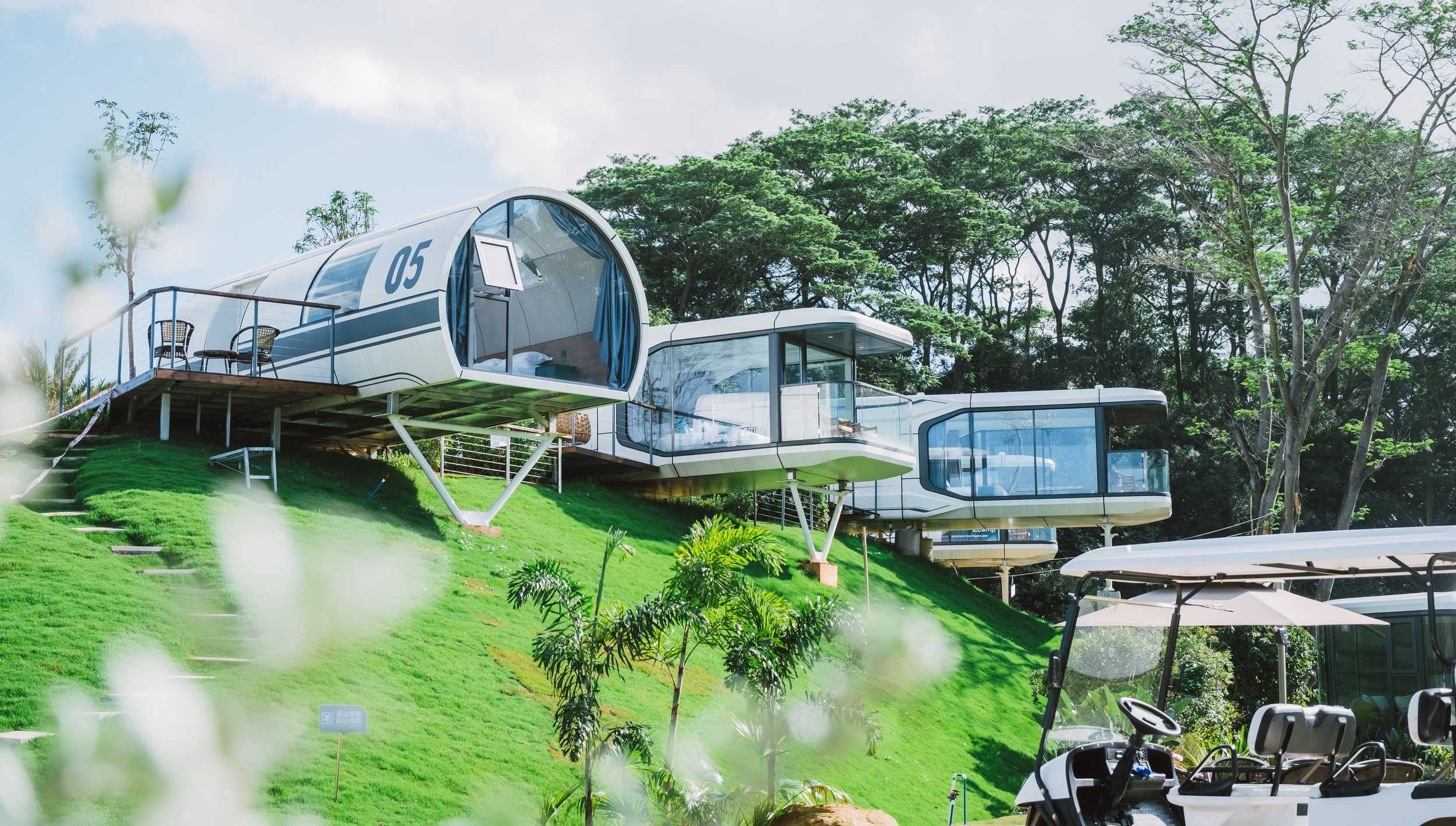 Customized Color Space Capsule House Eco Friendly Advantage with Balcony Upgrade